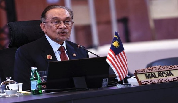 Perdana Menteri Datuk Seri Anwar Ibrahim berucap pada Sidang Kemuncak Asia Timur (EAS) ke-20 yang diadakan bersempena Sidang Kemuncak ASEAN ke-47 dan Sidang Kemuncak Berkaitan di Pusat Konvensyen Kuala Lumpur (KLCC) di Kuala Lumpur/BERNAMA